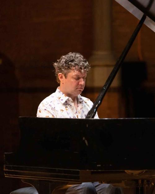 		man an piano
	