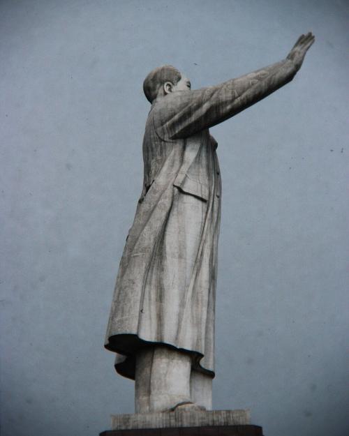 		statue of Chairman Mao
	